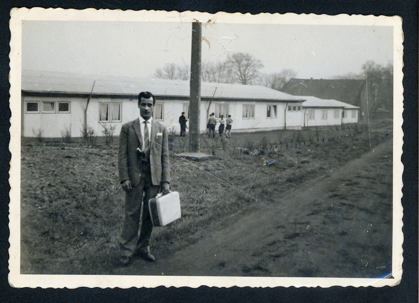 Der italienische »Gastarbeiter« Antonio Usai vor der Wohnbaracke der Zeche Hugo in Gelsenkirchen, 1958