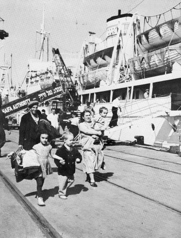 Ankunft von Neueinwanderern im Hafen von Haifa