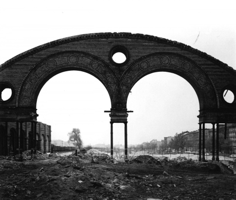 Ruine des Görlitzer Bahnhofs, Mitte der 1960er-Jahre  (Foto aus dem besprochenen Band, S. 75)