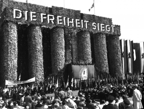 Begrüntes Brandenburger Tor, Mai 1954 (Foto aus dem besprochenen Band, S. 186)