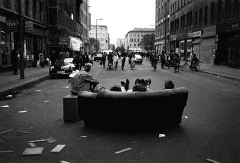 Couch auf der Oranienstraße, 1987 (Foto aus dem besprochenen Band, S. 63)