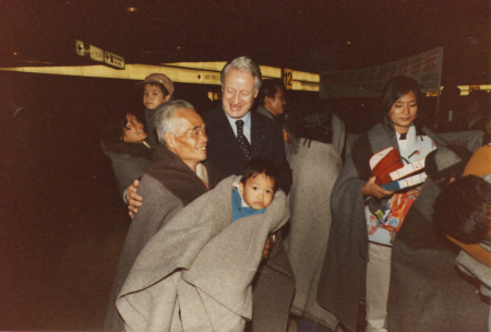 Der niedersächsische Innenminister Wilfried Hasselmann mit der ersten Gruppe der vietnamesischen »Hai Hong«-Flüchtlinge am Flughafen Hannover-Langenhagen