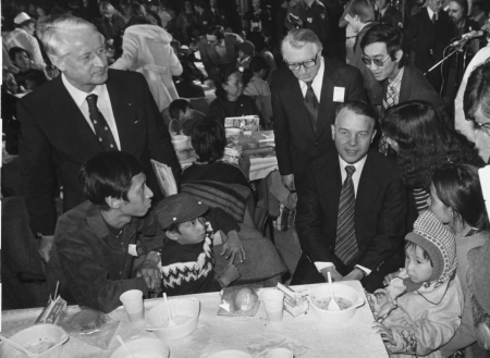 Ministerpräsident Ernst Albrecht (rechts) und Innenminister Wilfried Hasselmann (links) begrüßten vietnamesische Flüchtlinge in Niedersachsen