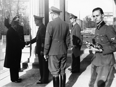Helmut Laux (ganz rechts) mit Joachim von Ribbentrop und Pierre Laval