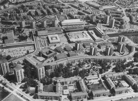 Räumlich-funktionale Gliederung im modernen Städtebau: Luftbild von Vällingby, ca. 1960(Wikimedia Commons/Public Domain)