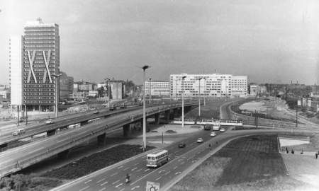 Die neue Hochstraße zwischen Halle und Halle-Neustadt sowie neue Verwaltungsbauten galten als Ausweis von Modernität.(Bundesarchiv, Bild 183-H1016-0208-005, Foto: Helmut Schaar, Oktober 1969)