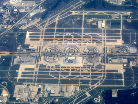 Overview of Dallas-Fort Worth International Airport, November 2007(Wikimedia Commons, Todd MacDonald, DFWAirportOverview, CC BY 2.0)