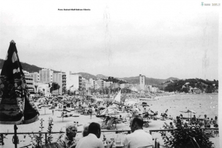 Um 1970 war aus Lloret das größte Touristenzentrum an der Costa Brava geworden. Mit einer Übernachtungskapazität von über 19.000 Betten bei einer Bevölkerung von knapp über 7.000 Menschen wies Lloret eine der höchsten Quoten von Touristen im Verhältnis zu den Einheimischen innerhalb Spaniens auf.(Autoría: desconocido. Arxiu Municipal de Lloret de Mar [SAMLM], Fondo Guinart-Ball/llatinas-Xiberta, ST 321.024.18)