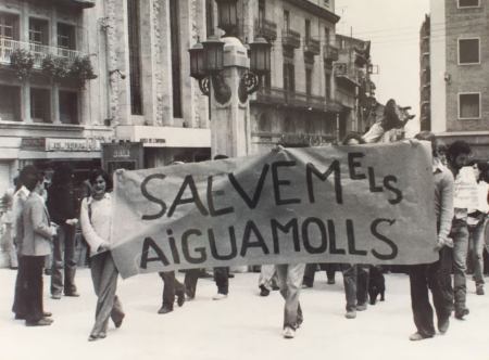 Demonstration in der Provinzstadt Figueres gegen den Bau von Port Llevant, 22. Mai 1977. Die Naturschutz-Gruppe versuchte nicht nur die Einheimischen vor Ort, sondern auch die gesamte Bevölkerung der Region auf die drohende Zerstörung der Aiguamolls hinzuweisen.(Foto: Carles Teixidor, Arxiu Jordi Sargatal)
