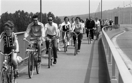 Autofreier Sonntag in Bonn, Konrad-Adenauer-Brücke, 8. Juni 1980(Bundesarchiv, B 145 Bild-F058395-0014, Foto: Engelbert Reineke)