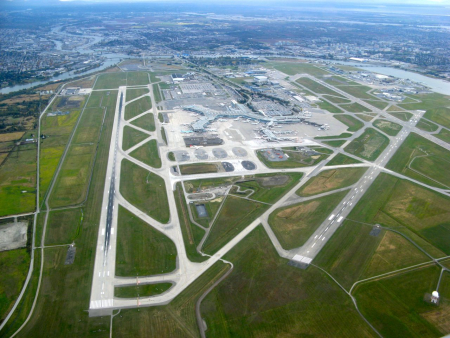 Vancouver International Airport, Januar 2007. Seit dem starken Wachstum des Flugverkehrs in den 1960er- und 1970er-Jahren wurde und wird dieser Flughafen immer weiter ausgebaut. Für die Jahre 2017–2037 liegt ein umfangreicher Masterplan vor, der es ermöglichen soll, die Kapazitäten auf jährlich 35 Millionen Passagiere zu steigern.