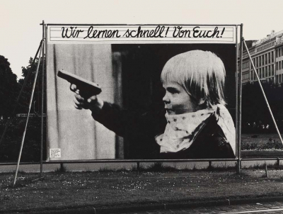 Plakat des Grafikers Manfred Spies mit einem Foto des Deutschen Kinderschutzbundes, 1979 – zunächst als Großplakat im öffentlichen Raum verwendet, dann als Poster gedruckt (Wikimedia Commons, Manfredspies, Wir lernen schnell grossplakat, CC BY-SA 3.0)