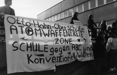 Demonstration gegen den NATO-Doppelbeschluss an der Otto-Hahn-Oberschule in Berlin-Neukölln (Otto-Hahn-Schule, Fotosammlung »Tag der Schulen« 1983, Fotograf/in unbekannt)