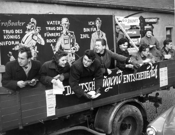 »Ich bin für Zivil«: Die bayerische Gewerkschaftsjugend demonstriert im November 1954 in München gegen die geplante Wiederbewaffnung der Bundesrepublik. (picture alliance/dpa)