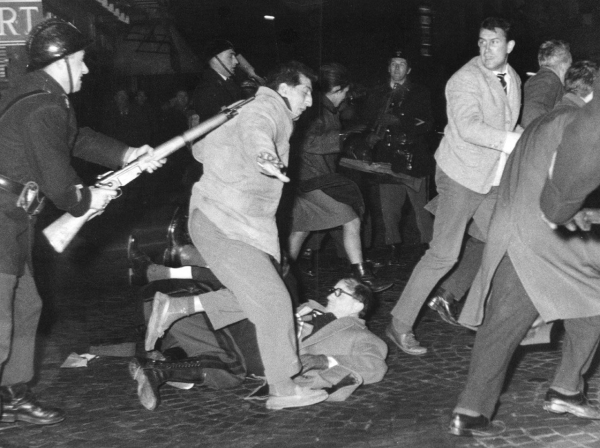 Am 19. Dezember 1961 kommt es in Paris bei einer nicht genehmigten Demonstration von Gewerkschaften und linken Gruppierungen zu tätlichen Auseinandersetzungen – rund 100 Demonstranten und 34 Polizisten werden verletzt. (picture alliance/dpa-Report/UPI)
