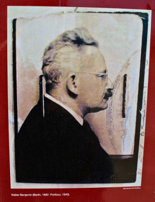 Das Polizeifoto Walter Benjamins, reproduziert auf einer Infotafel in Portbou(Foto: Verena Boos)