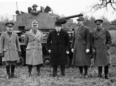 General Sikorski (zweiter von links), Premierminister Churchill (Mitte) und General de Gaulle (zweiter von rechts) bei einer Panzervorführung in England, Februar 1941(picture alliance/AP Images)