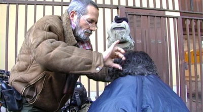 Standbild aus »Friziorat«, Regie: Dagmawi Yimer, AMM 2012. Im Bild ist der Friseur Mirko zu sehen, der seinen Beruf in Rom auf der Straße ausübt.