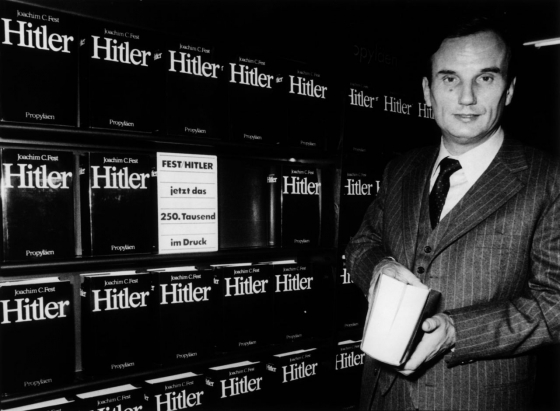Joachim C. Fest präsentiert seine Hitler-Biographie auf der Frankfurter Buchmesse 1973. (picture-alliance/akg-images)