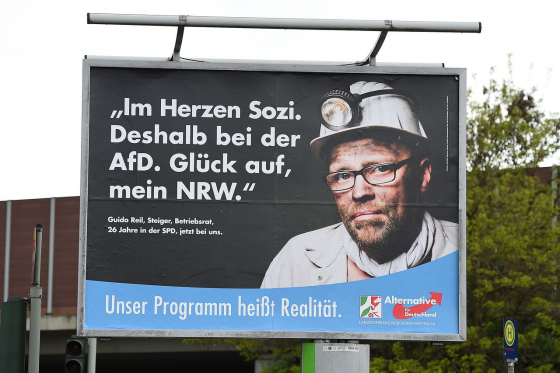 Plakat der Alternative für Deutschland (AfD) im nordrhein-westfälischen Landtagswahlkampf, Frühjahr 2017 (picture-alliance/Revierfoto/dpa)