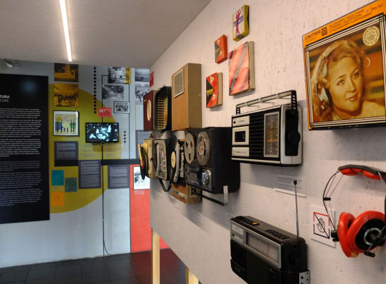 Tonbandgeräte, Kassettenrekorder und andere Audiotechnik im Warschauer Museum des Lebens in der Volksrepublik (Foto: Sabine Stach)
