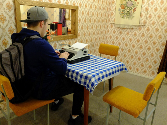 Ein Besucher des Berliner DDR-Museums übt sich an der Schreibmaschine. (Foto: Sabine Stach)