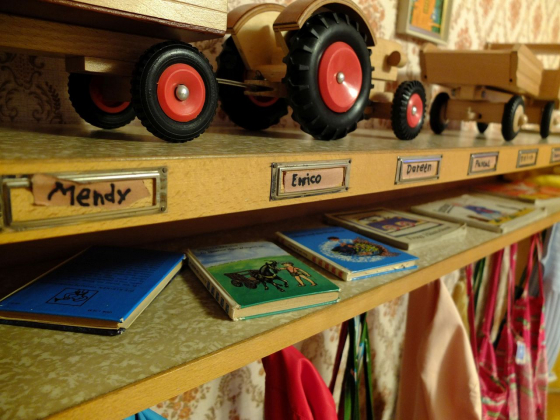 In der Kindergarten-Sektion des Berliner DDR-Museums fungieren nicht nur die Spielsachen als Erinnerungstrigger, sondern auch die Schilder am Garderobenregal mit »typischen« DDR-Vornamen. (Foto: Sabine Stach)
