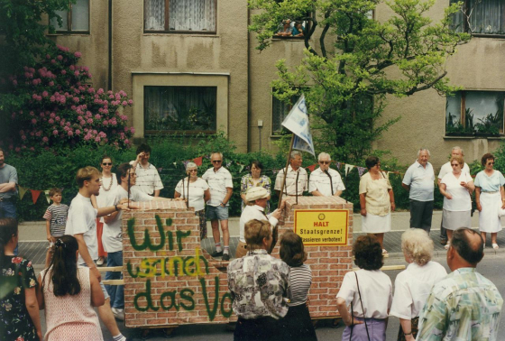 Die Neukircher tragen die symbolischen Reste der Mauer durch das Dorf, Juni 1997. (Foto Müller, Heimatmuseum Neukirch)