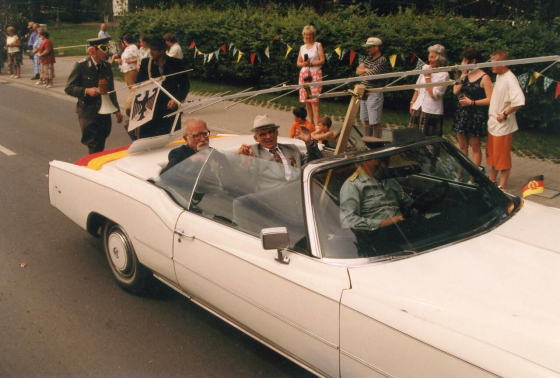 Auch Doppelgänger Karl-Eduard von Schnitzlers und Erich Honeckers nehmen am Festumzug teil – begleitet vom »VEB Horch und Guck«, Juni 1997. (Foto Müller, Heimatmuseum Neukirch)