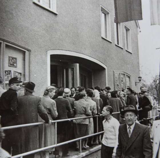 Das Neukircher Kino am Tag seiner feierlichen Wiedereröffnung 1957 (Fotograf*in unbekannt, Heimatmuseum Neukirch)