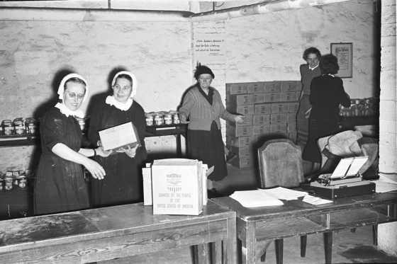 Members of the Hilfswerk der Evangelischen Kirche and Innere Mission receive CARE packages from US donations and distribute them to recipients in the Federal Republic of Germany (1952).  (Bundesarchiv/Federal Archives, Bild/Picture 194-0913-35, photo: Hans Lachmann)