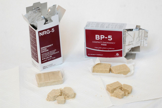 Two ›compact emergency food‹ products, NRG-5 (by a German enterprise) and BP-5 (by a Norwegian enterprise), 2014  (Wikimedia Commons, Johannes Pribyl (Jokep), Detailed Comparison NRG-5 BP-5 (Pribyl), CC BY-SA 3.0)