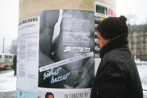 Abb. 6: Ein Aids-Aufklärungsplakat an einer Litfaßsäule in Frankfurt a.M., Winter 1986/87 (picture-alliance/dpa/Gaby Schumann)
