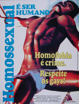 Abb. 10: »Homossexual É SER HUMANO / Homofobia é crime. Respeite os gays!« (»Homosexuell sein IST MENSCH SEIN / Homophobie ist ein Verbrechen. Respektieren Sie Schwule!«), Grupo Gay da Bahia (GGB), Brasilien, 39,8 x 30,7 cm, 1985–2003 (Illustration: Carlos Vilmar; Sammlung Deutsches Hygiene-Museum Dresden, Inventarnummer 2009/159)