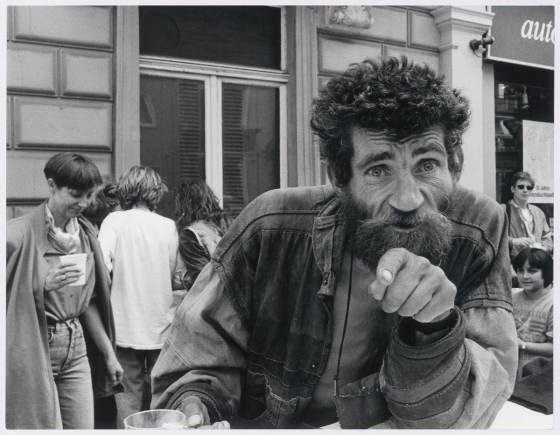 Obdachloser bei einem Straßenfest, Frankfurt a.M. 1989 (Foto: Abisag Tüllmann [1935–1996], bpk-Mediennummer 70345788, Lizenz: CC BY-NC-ND)