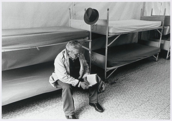 Notunterkunft für Obdachlose in einem Zelt, Frankfurt a.M. 1991 (Foto: Abisag Tüllmann [1935–1996], bpk-Mediennummer 70345772, Lizenz: CC BY-NC-ND)