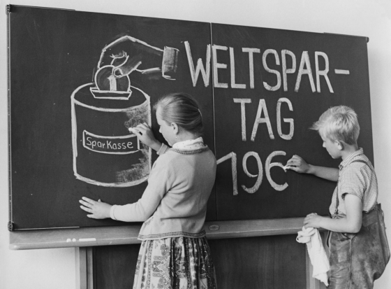 Weltspartag, 1960er-Jahre: Kinder lernen den »richtigen« Umgang mit Geld. (Presse-Bild-Poss/Süddeutsche Zeitung Photo)