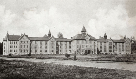 Western State Hospital, Washington, ca. 1892. The hospital opened in 1871 as the Insane Asylum of Washington Territory, with fifteen male and six female inmates. The Washington legislature changed its name to the Western Washington Hospital for the Insane in 1889, and to the Western State Hospital in 1915. (Courtesy of the Washington State Department of Social and Health Services) Visual evidence from inside hospitals and asylum wards is scarce, especially for the years before conscientious objectors to World War II released their images to the American public. One of the rare exceptions is a photographic report by the German-Jewish émigré Alfred Eisenstadt (1898–1995), who visited Pilgrim State Hospital on Long Island in 1938 for a revealing LIFE magazine article. See the photo gallery via https://www.life.com/history/strangers-to-reason-life-inside-a-psychiatric-hospital-1938.