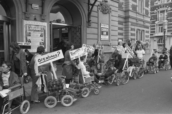 Protest march of physically disabled people in Amsterdam against high pavements and other barriers, here in front of the Concertgebouw concert hall, September 1972 (Wikimedia Commons, Hans Peters/Anefo, Lichamelijke gehandicapten houden protesttocht in Amsterdam tegen hoge stoepen e, Bestanddeelnr 925-8875, CC0 1.0)