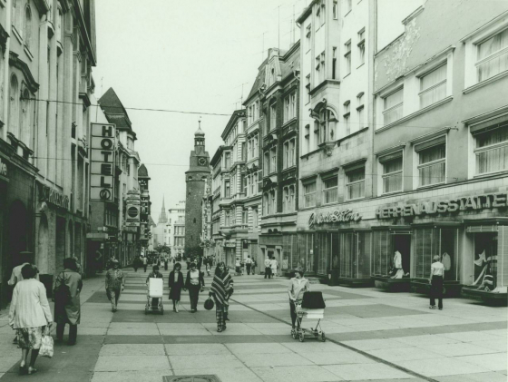 Die Klement-Gottwald-Straße in Halle an der Saale nach ihrer Umgestaltung in einen »Fußgängerboulevard« (Werner Schönfeld, 1979; Stadtarchiv Halle, Inventarnummer BK 4777)