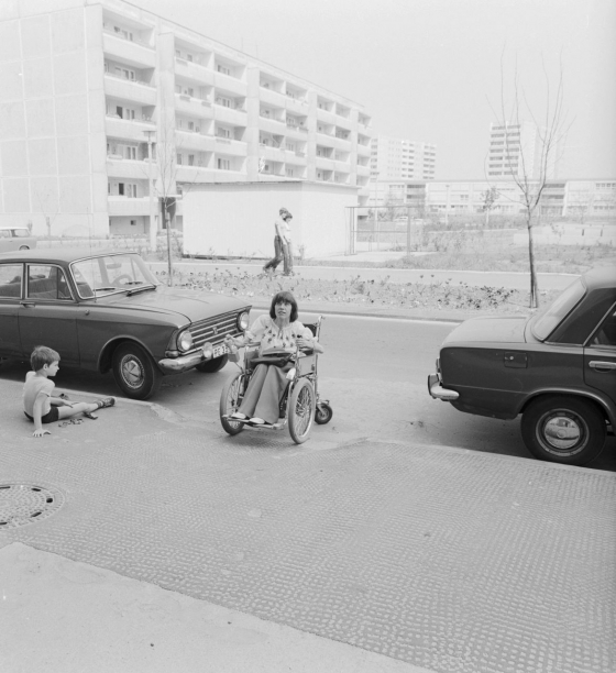Rollstuhlfahrerin in Berlin-Marzahn auf abgesenktem Bordstein, Juli 1979 (picture-alliance/ddrbildarchiv/Manfred Uhlenhut [1941–2018])