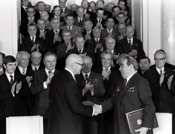 Finnish President Urho Kekkonen shaking hands with Soviet President Leonid Brezhnev at the signing of a trade treaty between the two countries on 18 May 1977 (picture-alliance/Associated Press/Hans Paul)