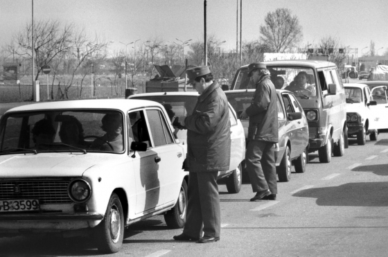 Grenzübergang in Nickelsdorf, 14. März 1990, kurz vor Wiedereinführung der Visumspflicht für rumänische Staatsbürger:innen (picture-alliance/Ulrich Schnarr/APA-Archiv/picturedesk.com)