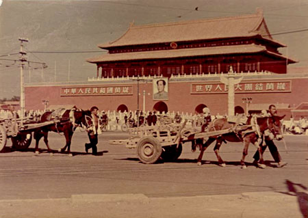 Das (zweite) Mao-Porträt von Xin Mang auf dem Tiananmen-Platz, 1951