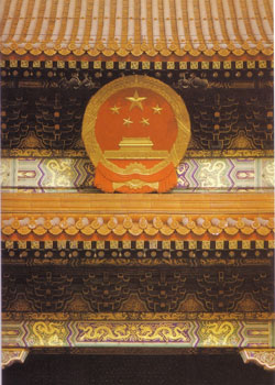 Staatsemblem der Volksrepublik China oberhalb des Mao-Porträts, Aufnahme 2006