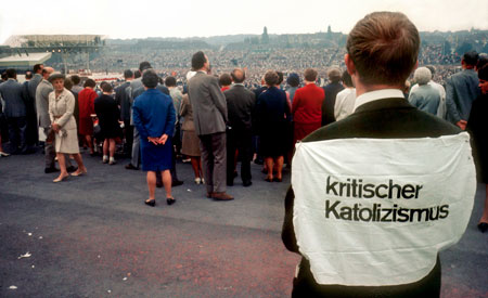„Kritischer Kat(h)olizismus“: Szene beim Abschlussgottesdienst des Katholikentagsim September 1968 in Essen, der unter dem Motto „Mitten in dieser Welt“ stand.