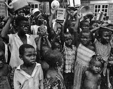 aus: La Mort du Biafra. Photographies de Gilles Caron. Présentation de F. de Bonneville, Paris 1968, S. 14. Dortige Bildunterschrift: Pourquoi, oui pourquoi, nous laisse-t-on mourir de faim?