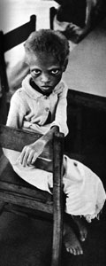 aus: Jean Buhler, Tuez-Les Tous! Guerre de Sécession au Biafra, Paris 1968, zwischen S. 46 und S. 47. Dortige Bildunterschrift: Ces regards d’enfants qui nous condamnent
