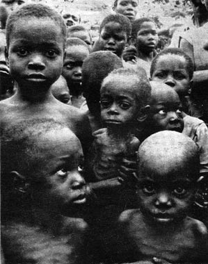 aus: L’Express, 7.10.1968, S. 21, Foto: Viza. Dortige Bildunterschrift: Les enfants du Biafra, octobre 1968. ‚L’Histoire ne pardonnera jamais à l’Angleterre’.