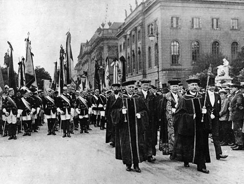 Unter den Linden, 1. Juni 1920: Kundgebung von Professoren der Berliner Universität gegen die Auslieferung deutscher Generale, die von den Alliierten als mutmaßliche Kriegsverbrecher vor Gericht gestellt werden sollten